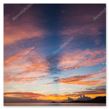 Sonnenuntergang am Meer mit ruhigem Wasser