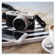 Kompakte Kamera und Objektive auf Tisch