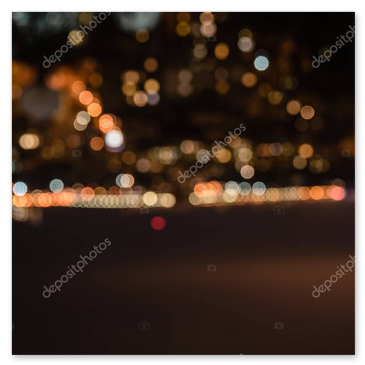 Straßenszene bei Nacht mit Lichtern