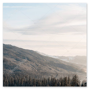 Bergkamm unter ziehenden Wolken