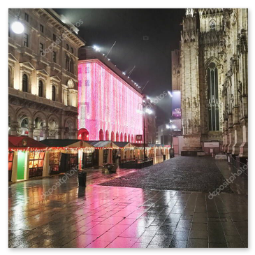 Regenpfützen spiegeln Stadtlichter