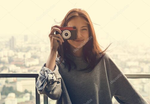 Kamera in der Hand bei goldenem Licht